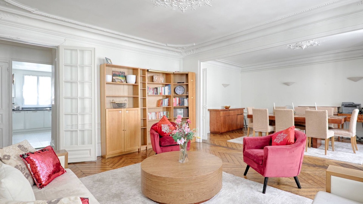 Saint-Vincent-de-Paul Apartment | Le Petit Hôtel - Appt 6p 127 m² à Paris