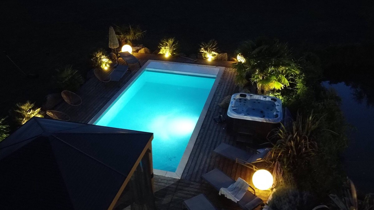 Boissy-Saint-Leger Villa | LE PETIT LAC house on 3 ha, swimming pool, jacuzzi, 2 ponds.12 people.
