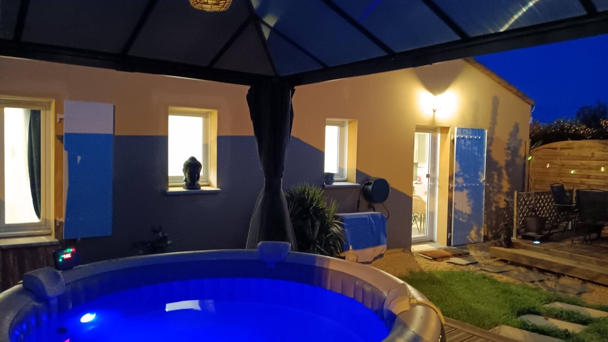 Echire House | Le Petit Marais – Relaxation for Families with Jacuzzi, Garden, and Air Conditioning