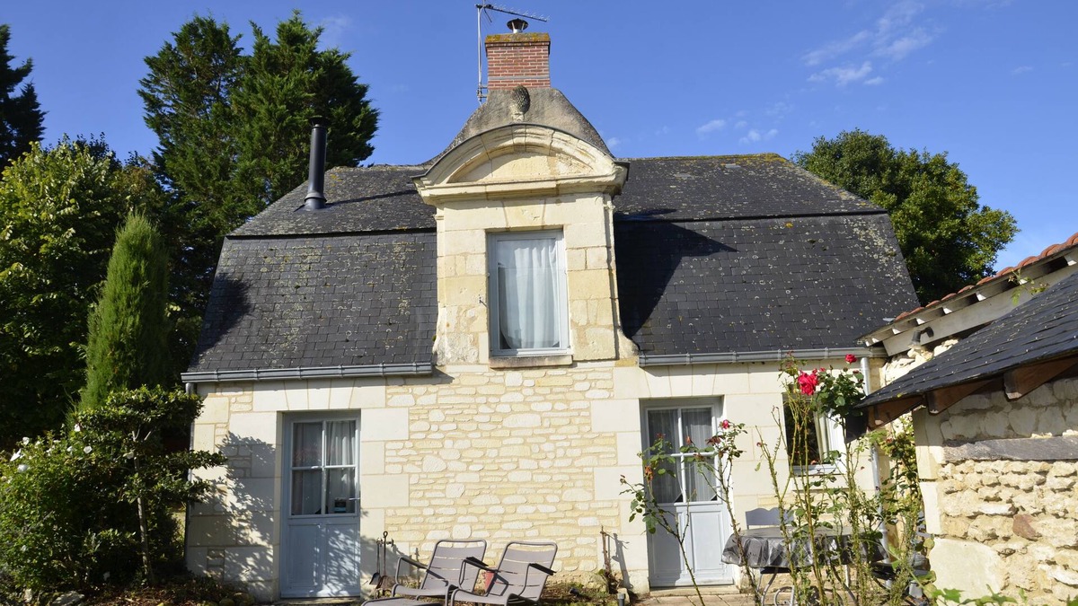 Noyant-la-Plaine Apartment | Le Petit Pavillon, located in the heart of the Anjou vineyards between Angers and Saumur