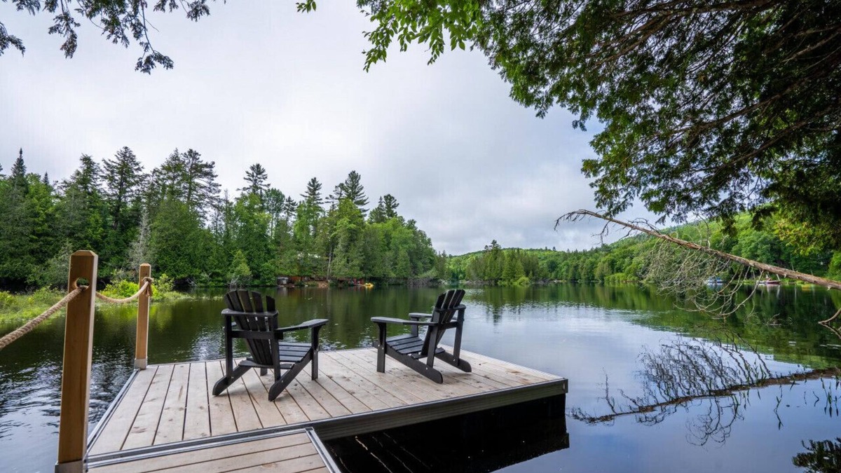 Labelle Ski Chalet | Le Petit Renard - Waterfront Retreat with Hot Tub, 45 min to Mont-Tremblant!