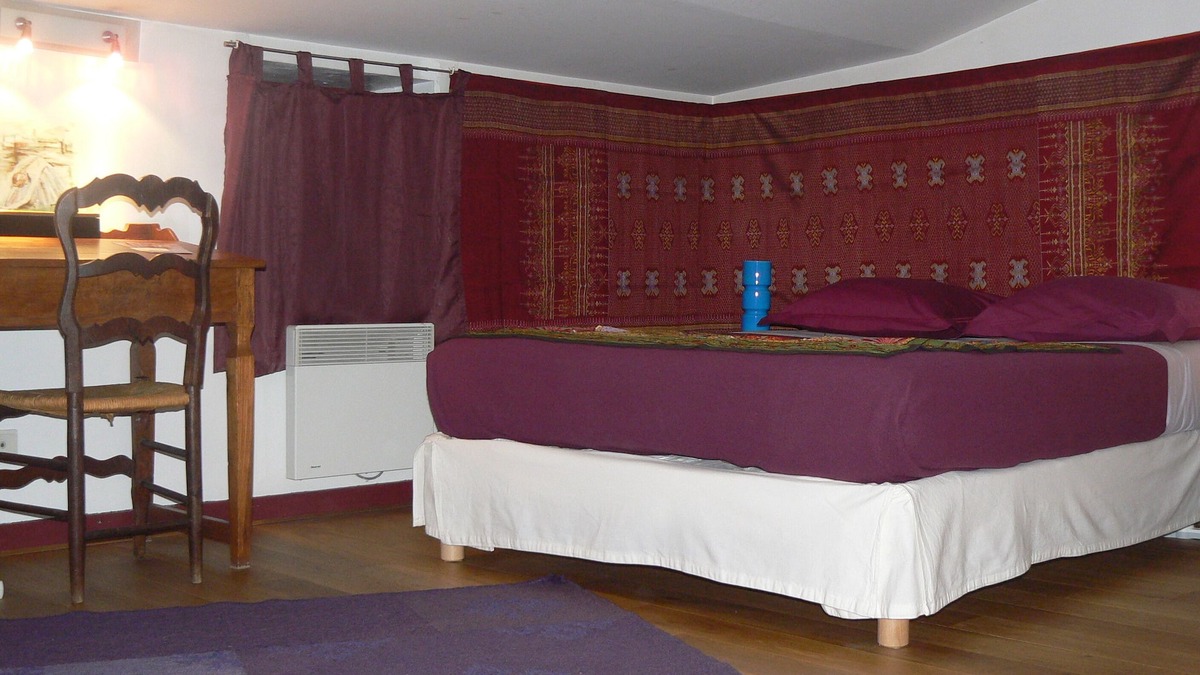 Clermont Ferrand City Centre House | LE PETIT SIAM - Charming guest room with shared SB - Center Clermont-FD