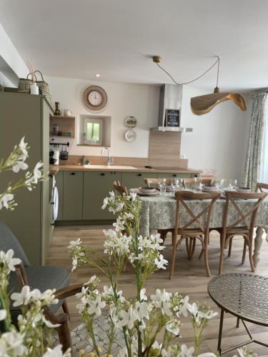Saint-Aignan House | Le petit traîne-feuilles