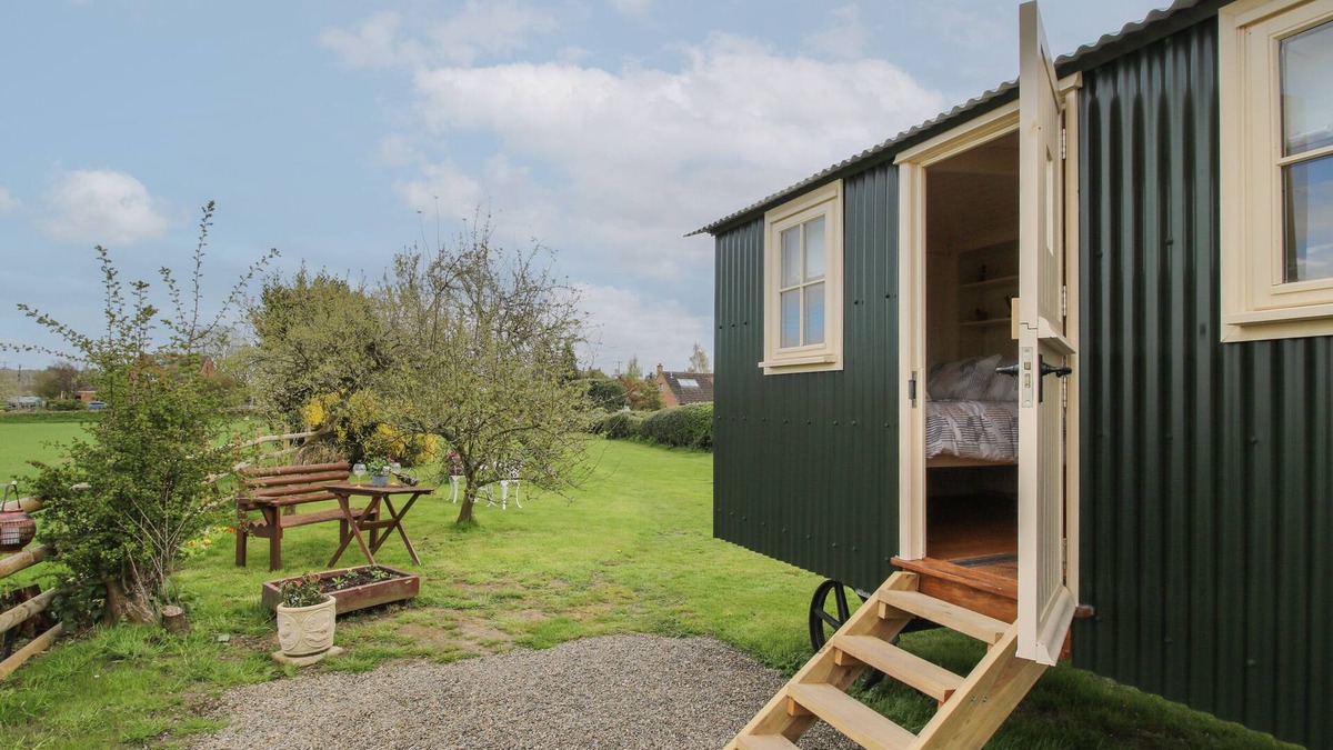 Clows Top Cottage | LE PETITE POUND HOUSE, romantic, with open fire in Bewdley
