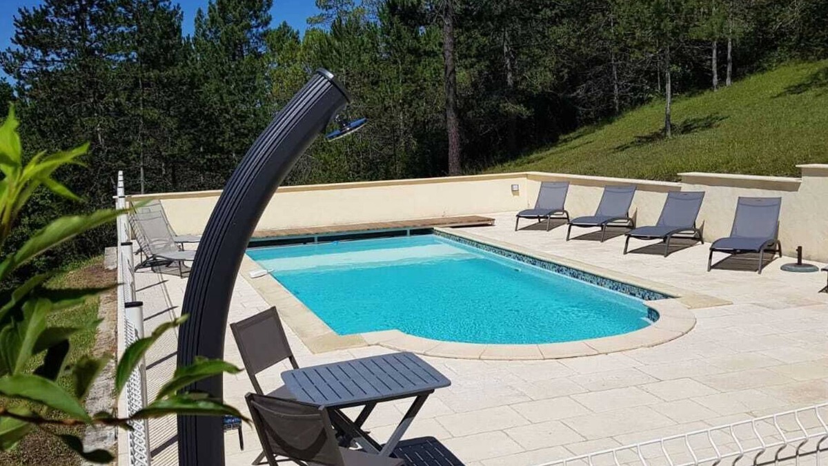 Saint-Germain-de-Belves Villa | Le Pigeonnier, private heated swimming pool, green setting, fiberglassed accommodation
