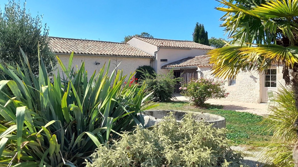 Saint-Pierre-d'Amilly House | Le Pigeonnier for groups, between La Rochelle and the Marais Poitevin