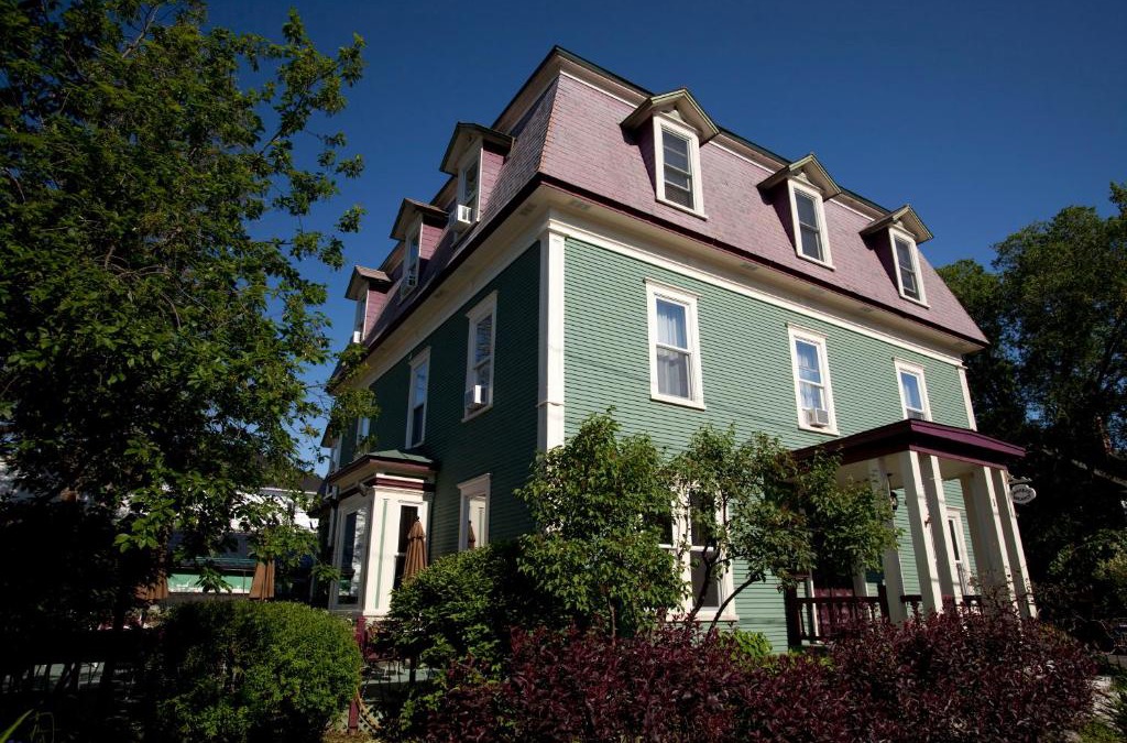 Sutton Hotel | Le Pleasant Hôtel & Café