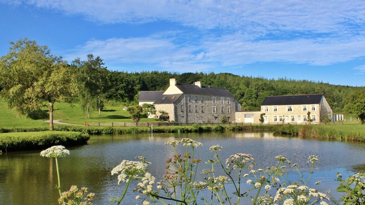 Saint-Sauveur-le-Vicomte House | Le Pont D'Albart lakeside cottage & pool near quiet uncrowded beaches