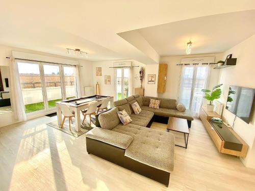 Le Blanc-Mesnil Apartment | Le Prestige Terrasse-Cocon familial cosy, Billard & Jacuzzi avec vue sur Paris