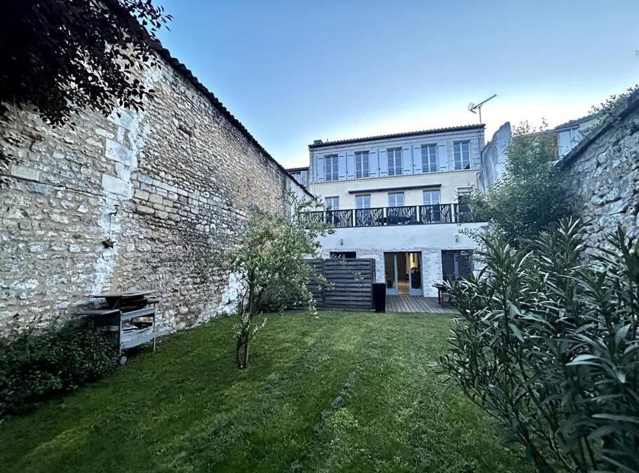 Rochefort Apartment | Le République - Logements avec jardin situés en plein cœur de ville et proche des thermes