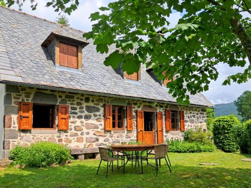 Saint-Projet-de-Salers House | Le refuge de la vallée - 4 à 6 pers - proche de Salers