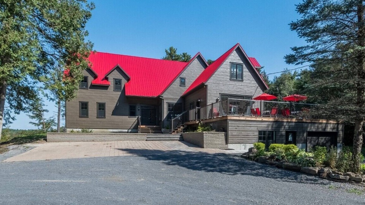St-Bernard-de-Lacolle Ski Chalet | Le Relais International - Chalet for large Group, 7 bedrooms, pool table, Golf