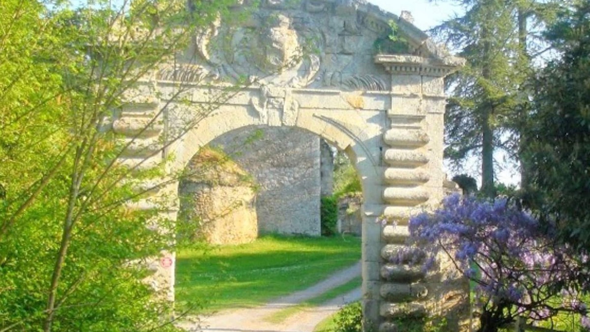 Pont-de-Ruan House | Le Relais de Chasse in a 12th-century Abbey, heated swimming pool.