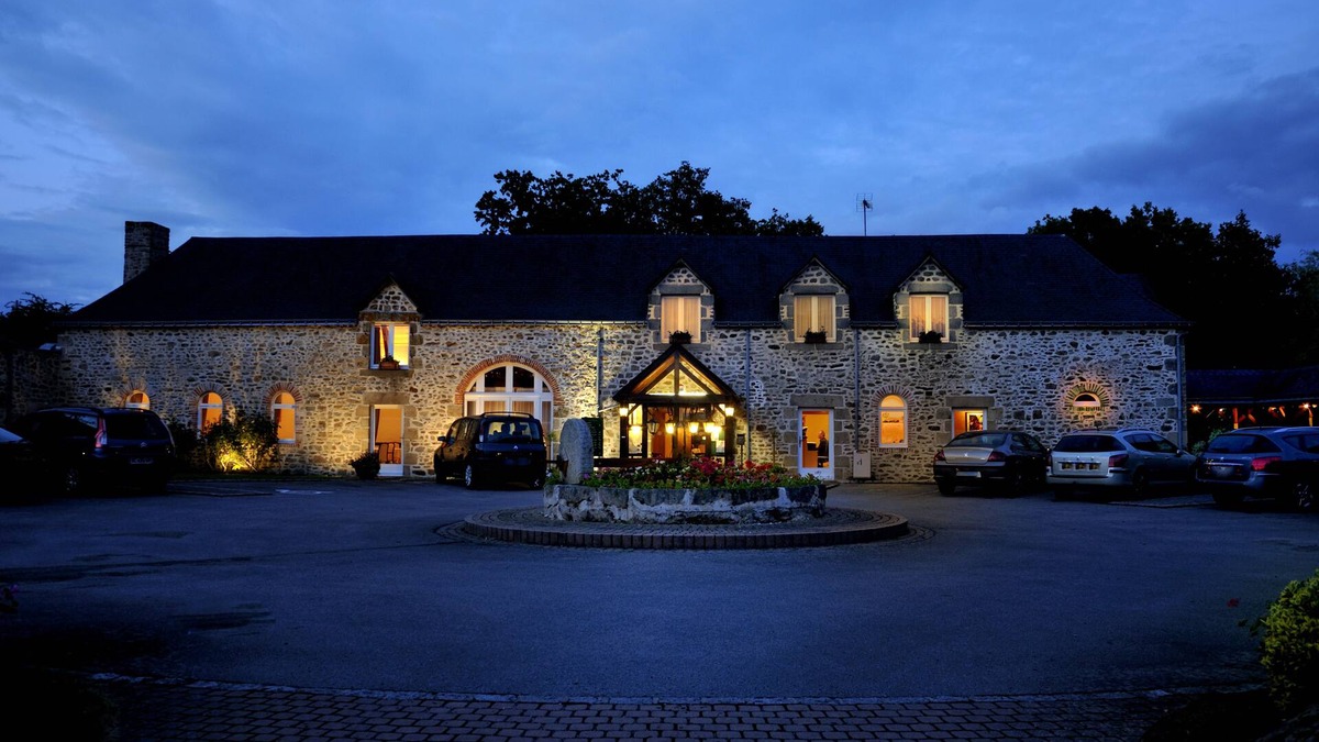 Mezangers Hotel | Le Relais Du Gué De Selle