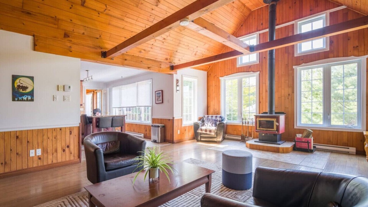 St-Adolphe-d'Howard Cottage | Le Rocher St-Joseph – Lakefront Chalet with Spa, Pool & Game Room