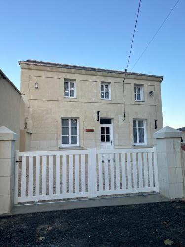 Le Puy-Notre-Dame Villa | LE ROUJOU Charmante maison tout confort au calme