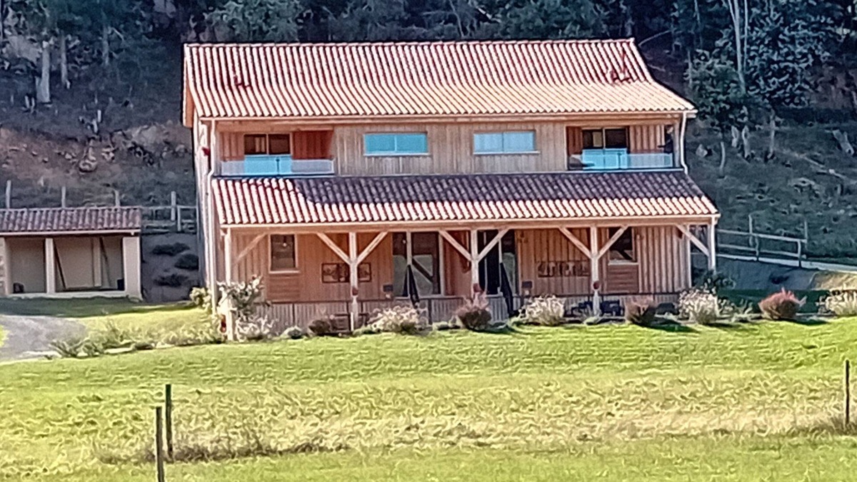 Saint-Leon-sur-Vezere Apartment | Le Séchoir des acacias "3 Gîtes: 12 people".