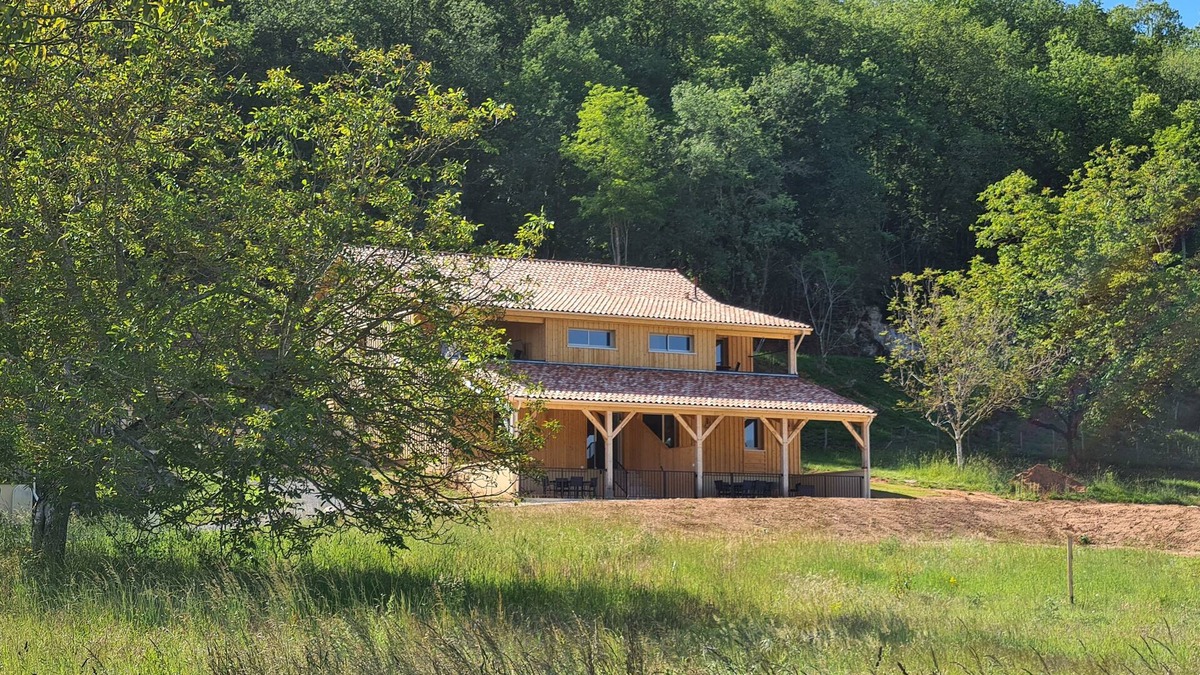 Saint-Leon-sur-Vezere Cottage | Le Séchoir des acacias, 110m2 gîte "La Noyeraie" with heated swimming pool.