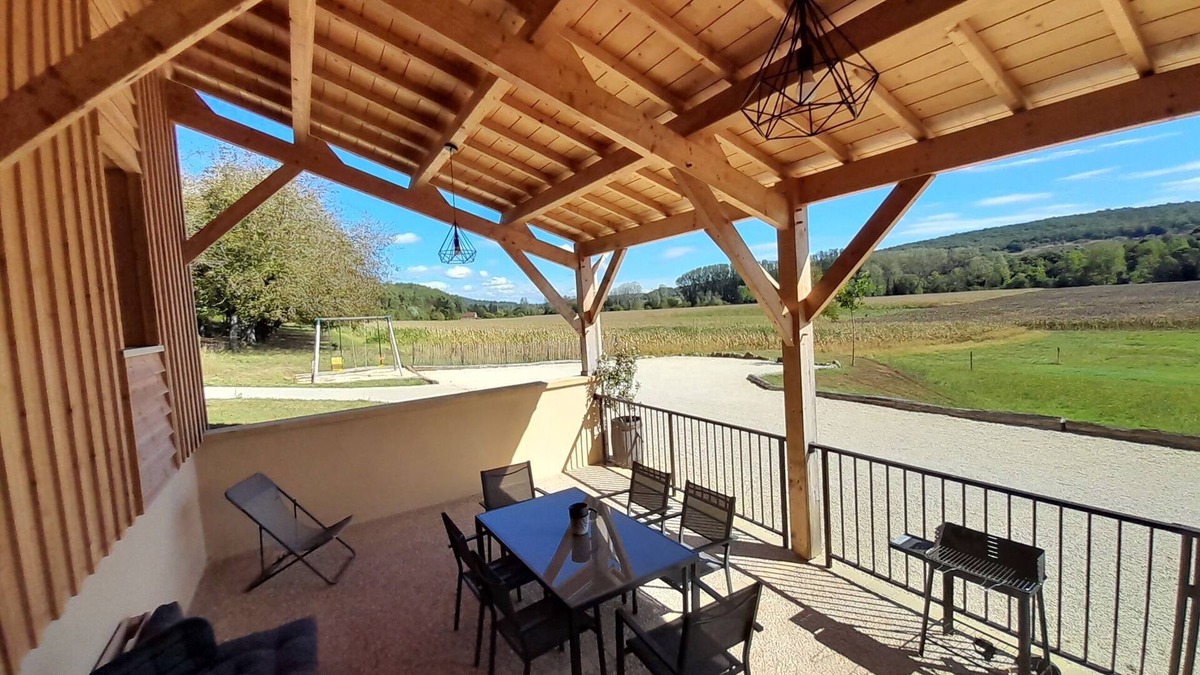 Saint-Leon-sur-Vezere Cottage | Le Séchoir des acacias, 110m2 "L'Orée du Bois" gîte with heated pool.