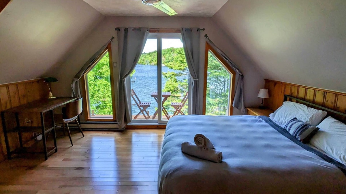 Chertsey Ski Chalet | Le Sanctuaire de L'artisan Luxury Waterfront Accommodation