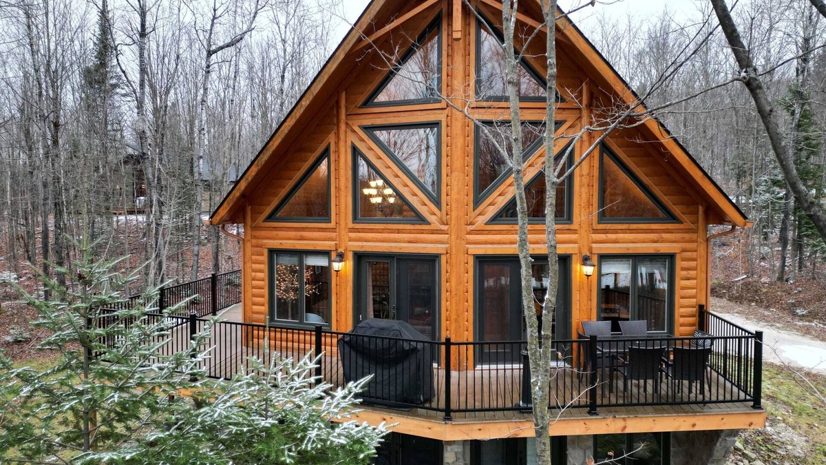 Amherst Apartment | Le Scandinave | Billard, Spa | Authentic Log Cabin