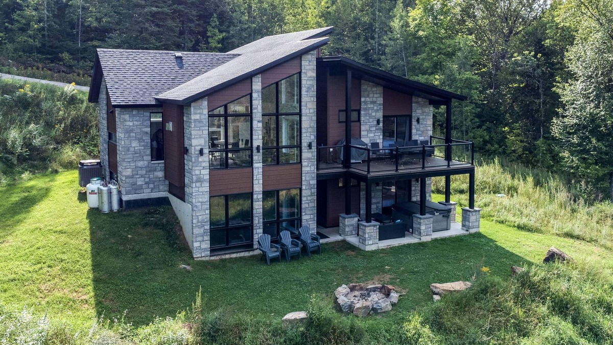 Saint-Alphonse-Rodriguez Ski Chalet | Le Somptueux : Luxurious Waterfront & Mountains