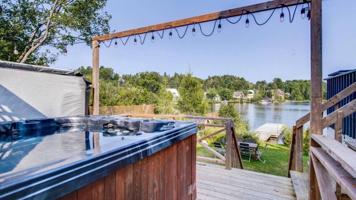 St-Adolphe-d'Howard House | Le St Joseph : SPA Privé, Bord de LAC et Ski à 3 Minutes