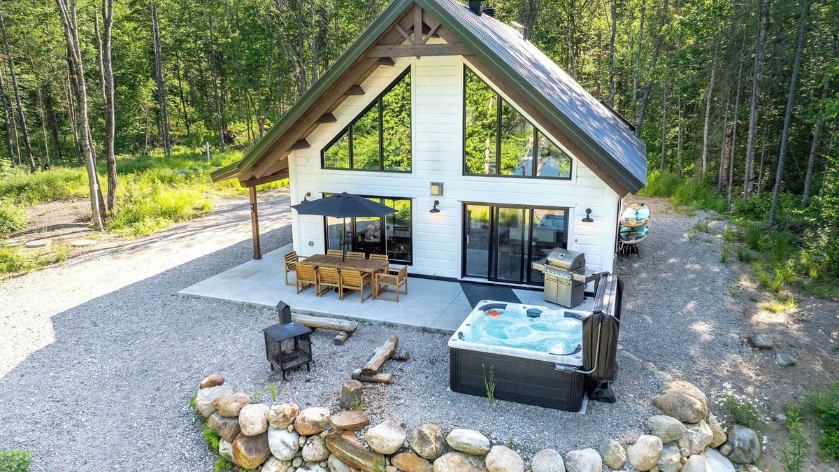 Mauricie Ski Chalet | Le Stuga - Spa, Steam room and Lake