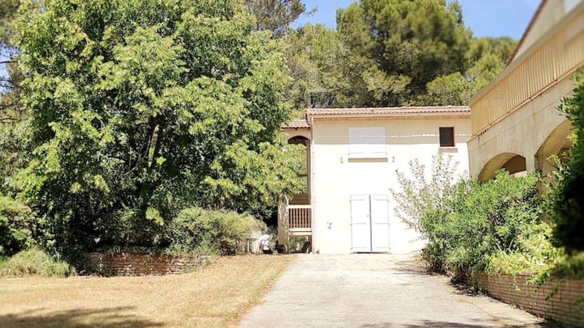 Les 3 Ponts Apartment | LE TITUS: Quiet & popular place; Swimming pool, scrubland, Provence.