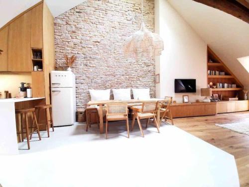 Beaune City Centre Apartment | Le Toit des Hospices : HyperCentre/Vue/Clim
