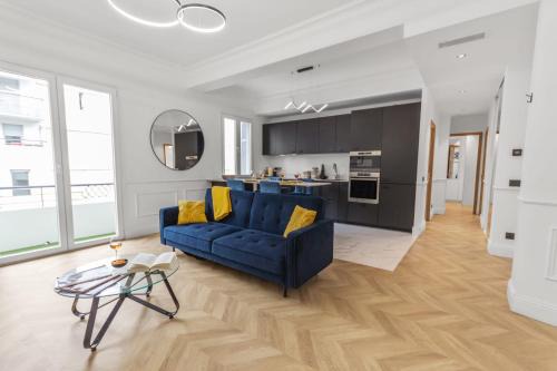 Antibes Old Town Apartment | Le Versailles - Hypercentre - Luxurious - Spacious - AC