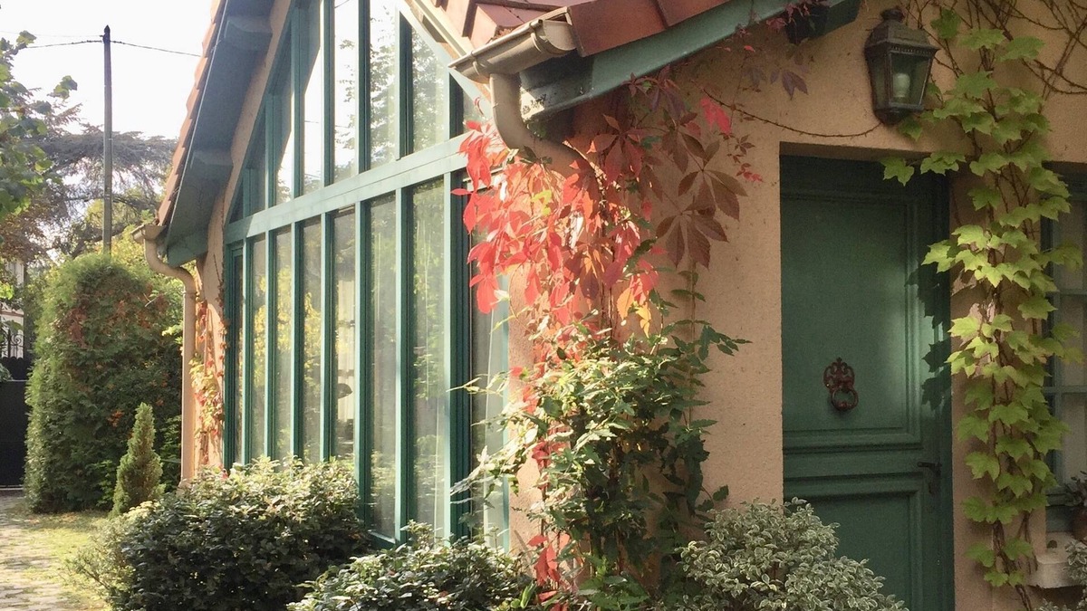 Le Vesinet House | Le VESINET- Paris 2 steps away- LITTLE ARTIST'S HOUSE-ATELIER, charm and greenery.