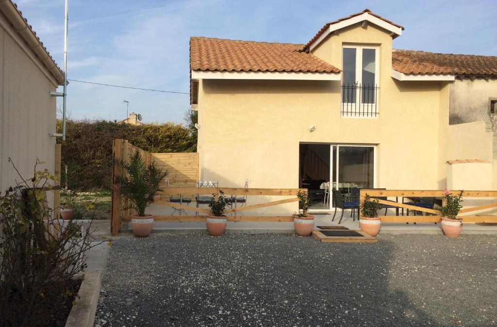 Neulles House | Le village
