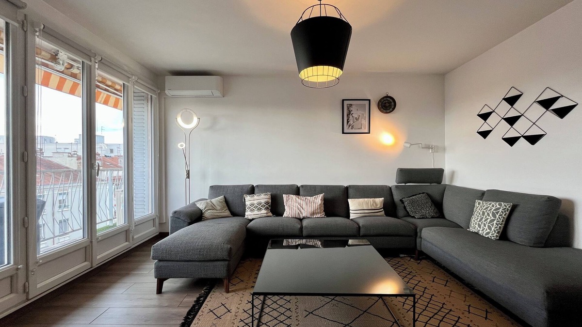 Zola - Pressense Apartment | LE ZOLA with balcony and parking, close to amenities and quiet location