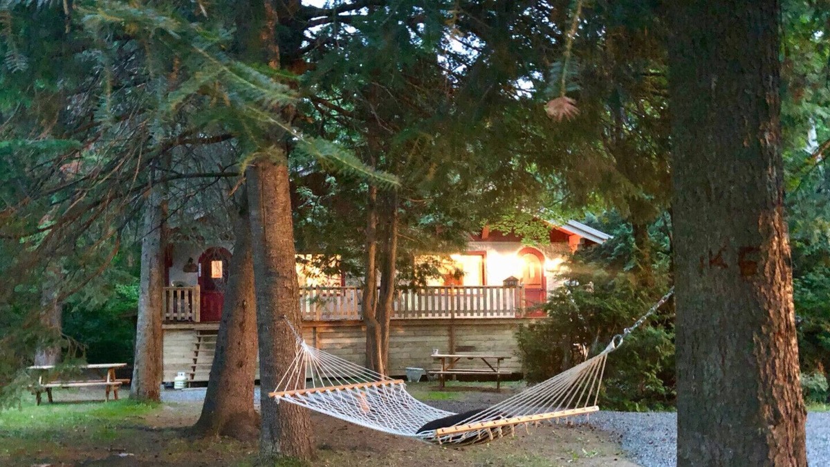 Val David Cabin | Le Zurich, cute vintage cottage in Village Suisse resort, heart of Val-David