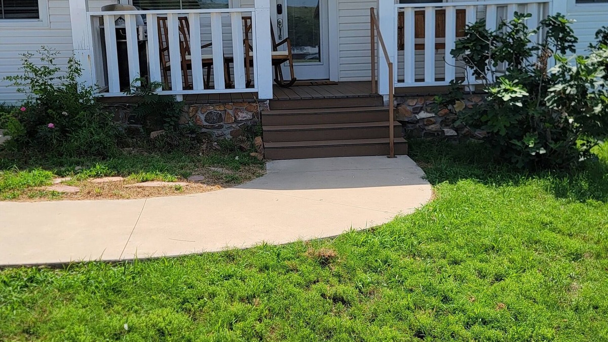 Medicine Park House | Leaf Cottage: peaceful & pretty family home for 10 with views of Mt Scott!