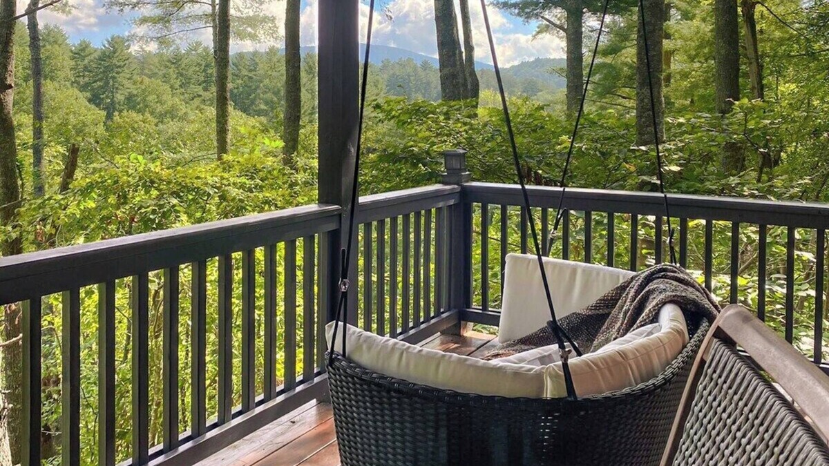 Hidden Lake Cabin | Leaf & Log Serene Cabin w/Lounge Deck & Firepit