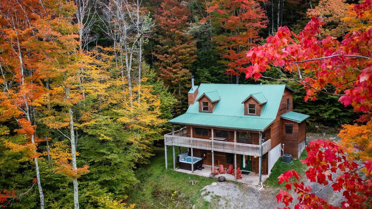 Davis Cabin | Leaf Peeper’s - HUGE deck, pizza oven, Pac-Man!