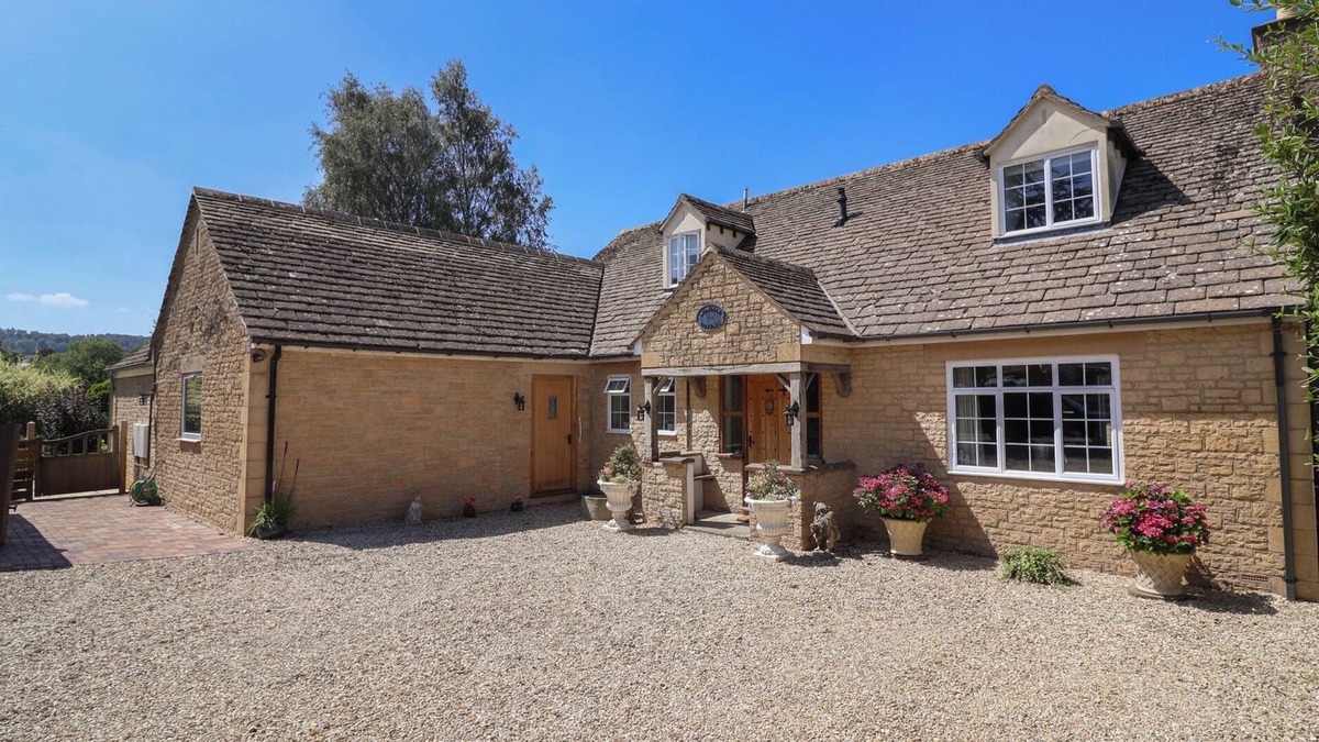 Great Witcombe Cottage | LEAFIELD COTTAGE, pet friendly, with a garden in Brockworth