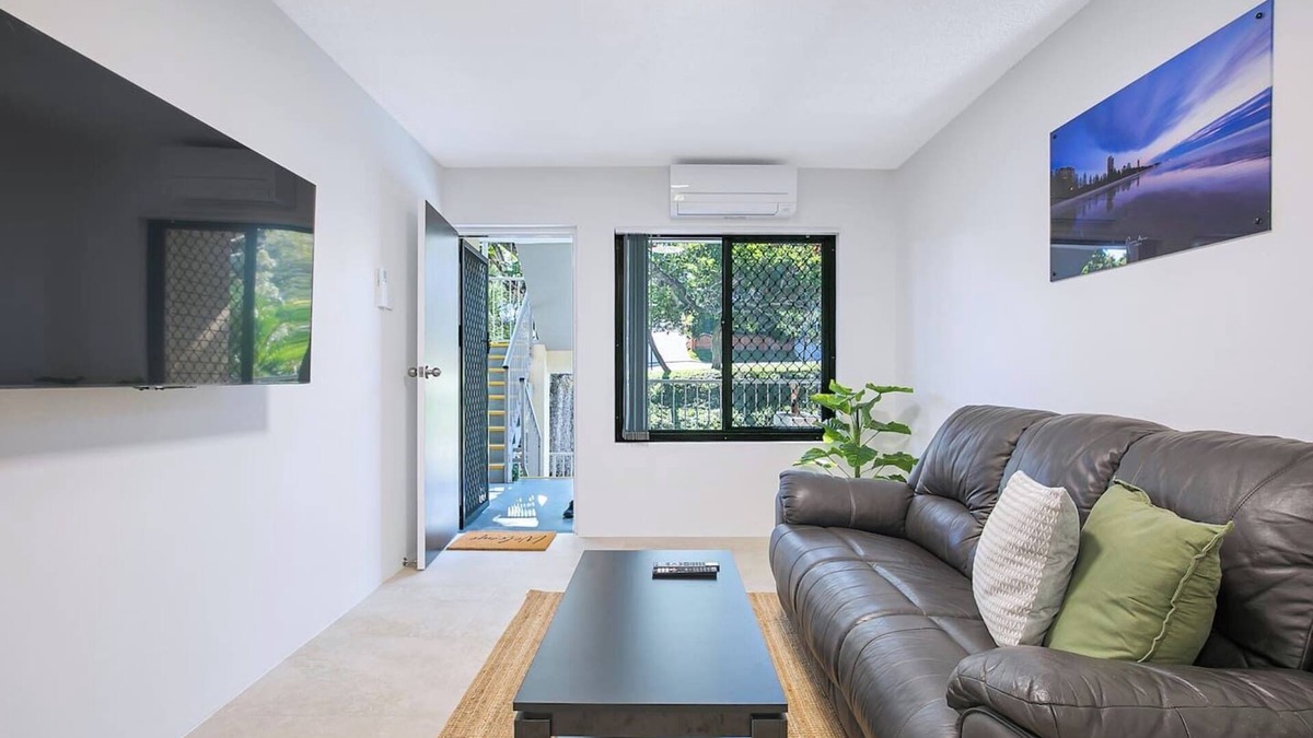Red Hill Apartment | Leafy Corner Simple Stay near Brisbane River and CBD