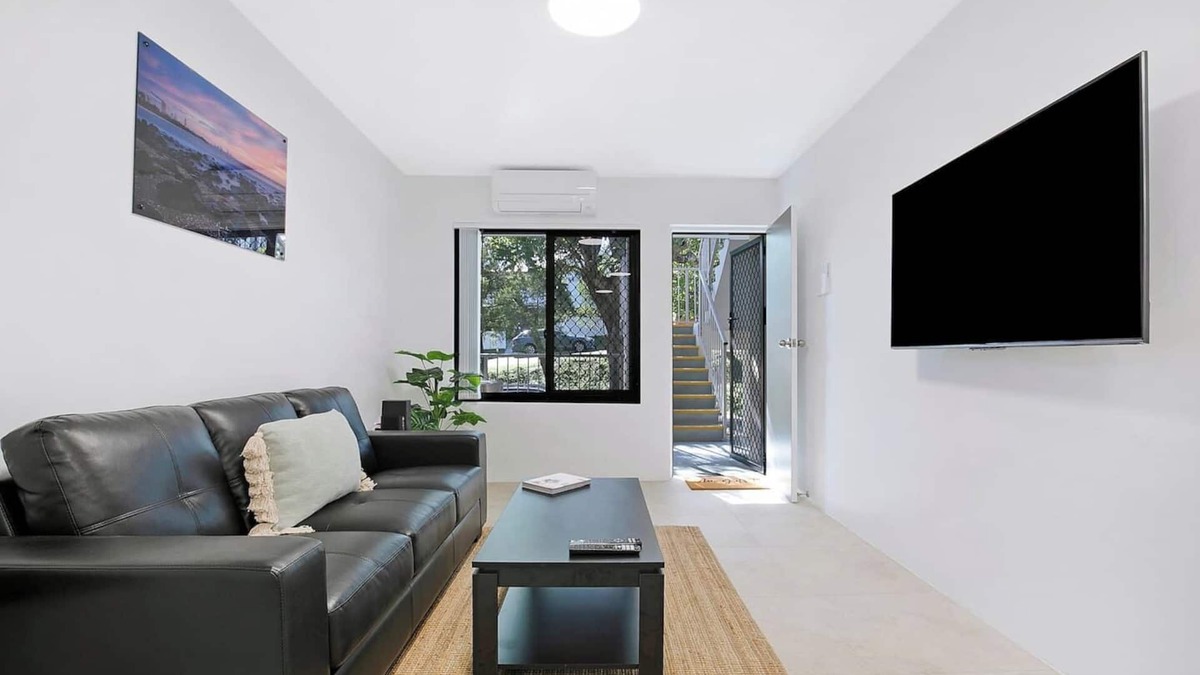 Red Hill Apartment | Leafy Hideout Quiet Comfort near Riverfront and CBD