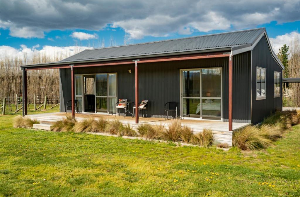 Alexandra House | Leaning Rock Cottage at Wild Irishman Wine Estate - Alexandra Holiday Home