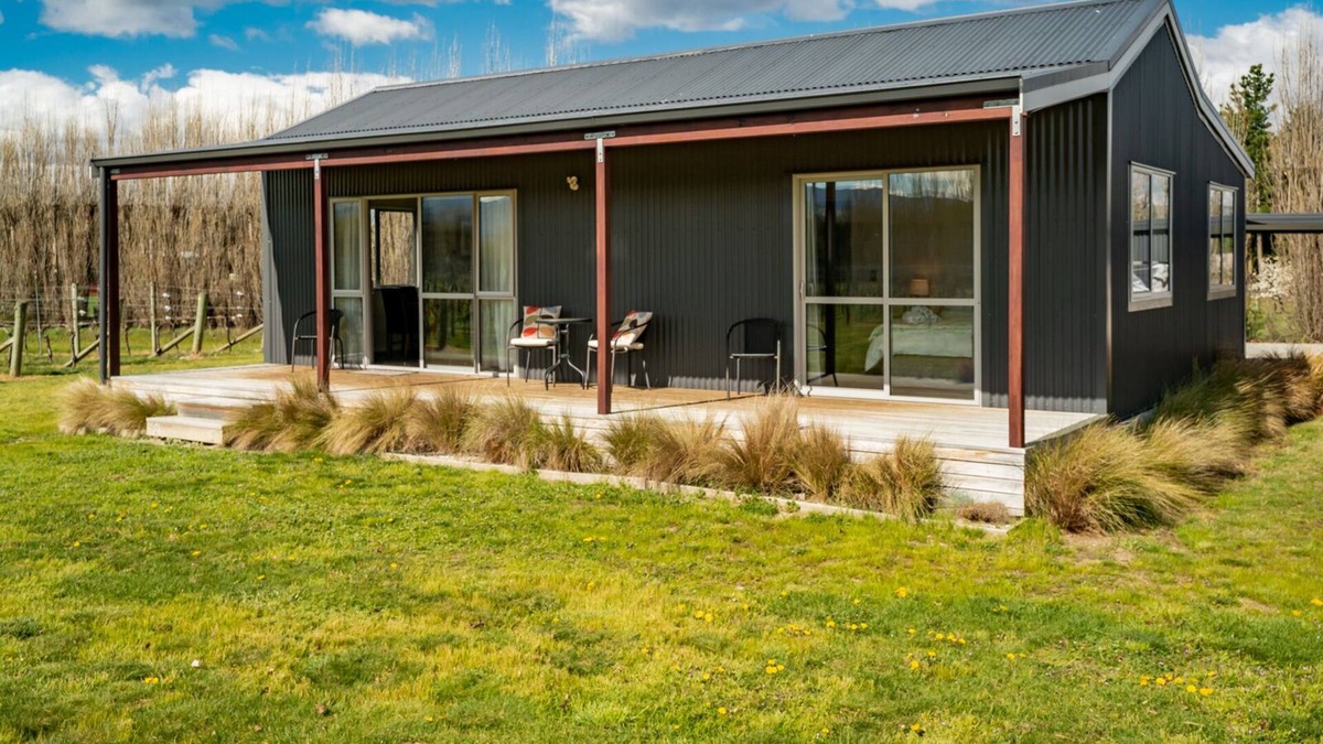 Alexandra House | LEANING ROCK COTTAGE AT WILD IRISHMAN WINE ESTATE - ALEXANDRA HOLIDAY HOME in Alexandra