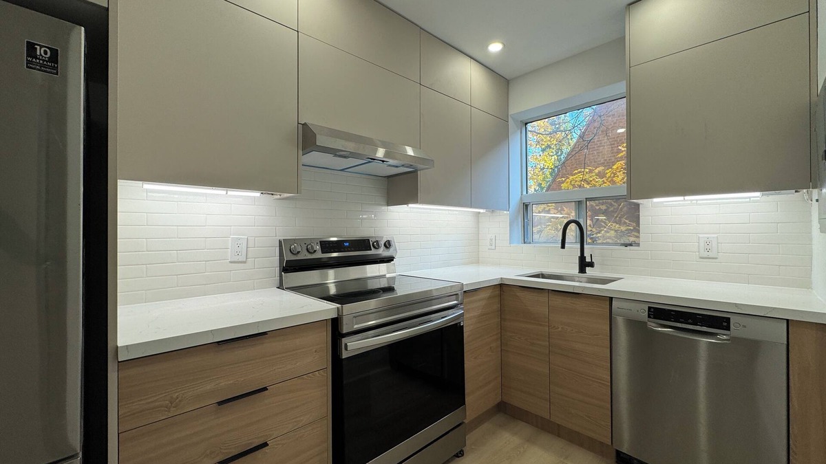 East York Apartment | Leaside 2BR with parking and laundry, family and pet friendly neighbourhood