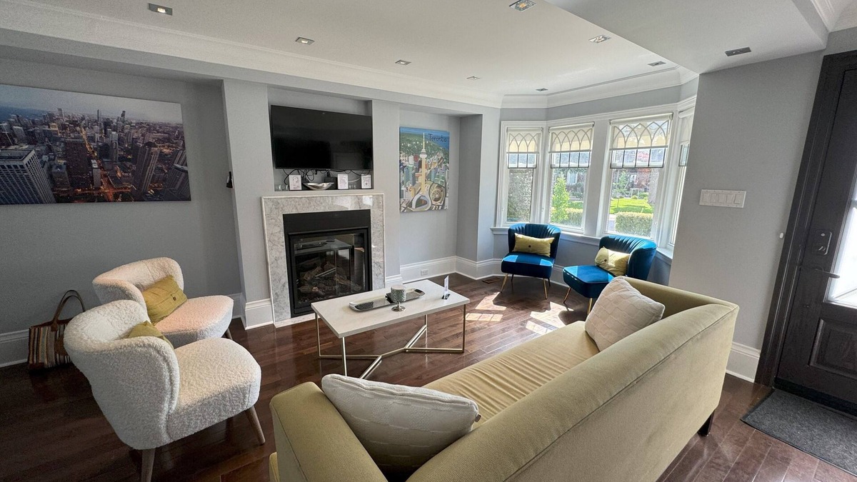 East York House | Leaside Rental w/Backyard& Pool, 3-bedroom house in fantastic Toronto