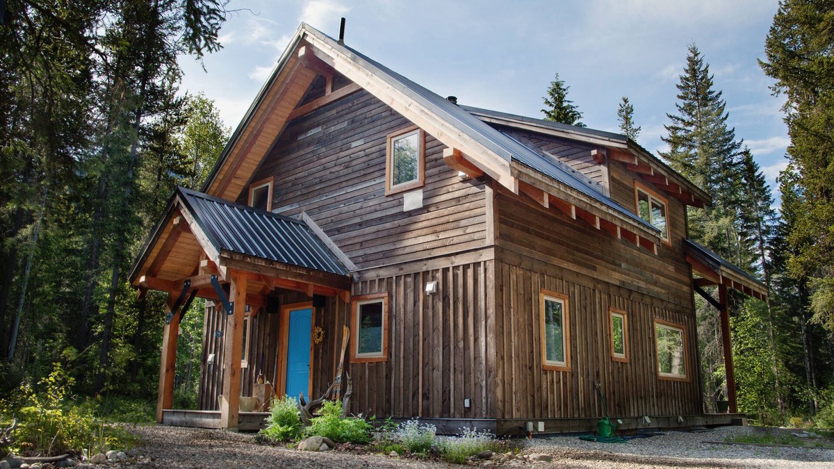 Columbia Valley Cabin | Leave your cares behind and come adventure in the Rocky Mountains. Book today!