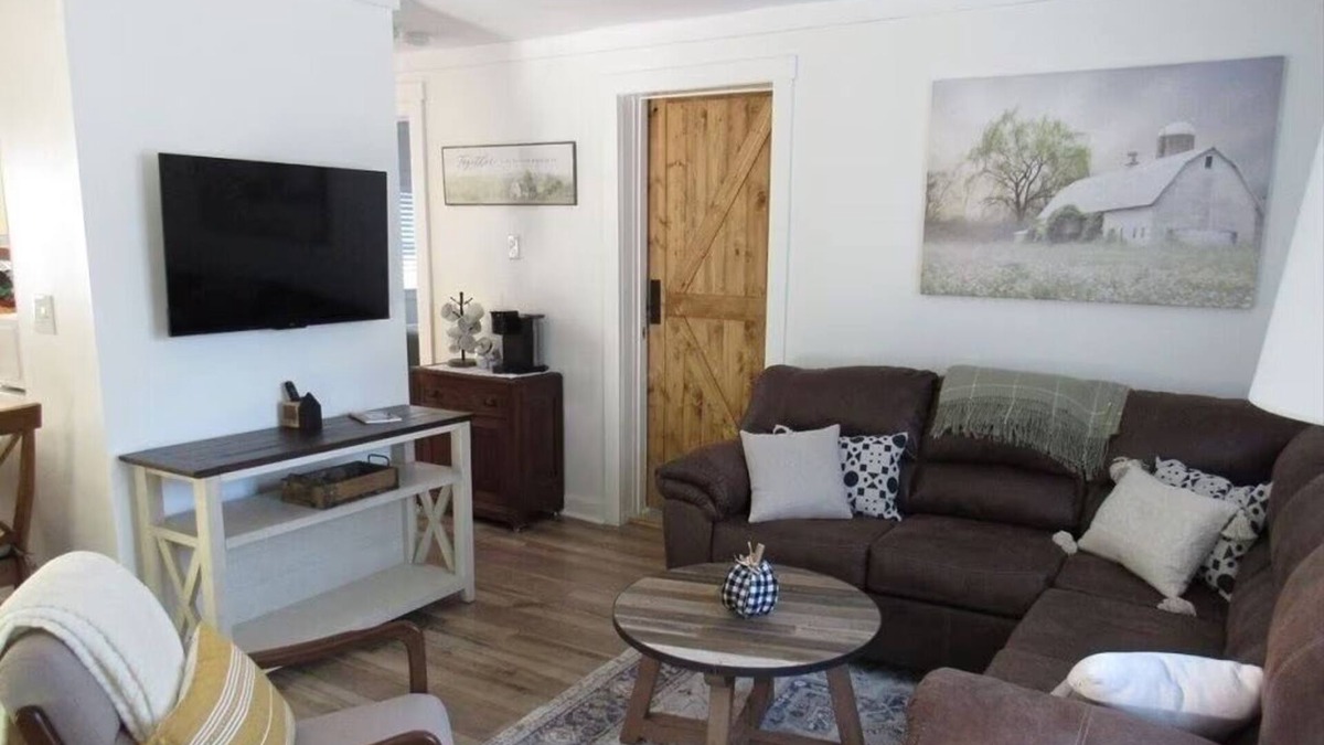 Millersburg Cottage | Leave your worries behind. Come in and get cozy!