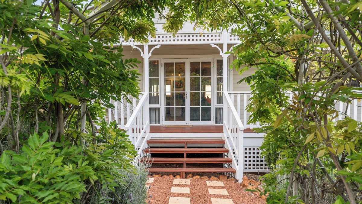 Bridgetown House | Leda Lodge - Private Retreat with Stunning Views, Cosy Fires & Spacious Living