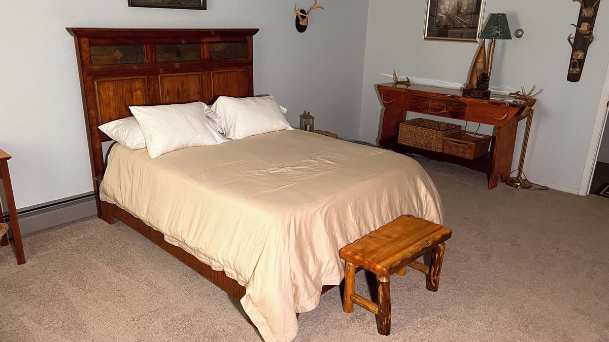 Wilmington Hotel | Ledgerock at Whiteface - Queen Room