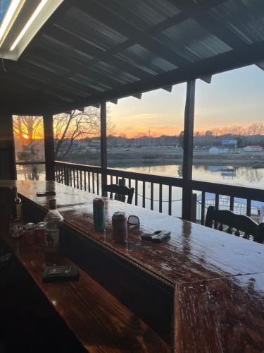 Mid America House | Ledgerock lake house! Boat included march-October,outside bar, Pool table,family fun center